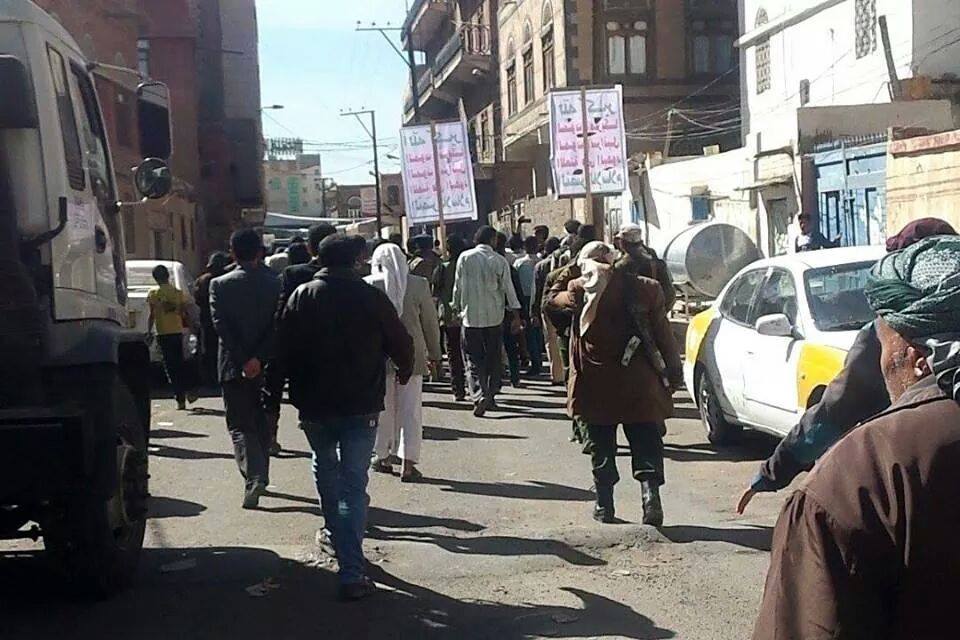 مسلحون حوثيون بزي الأمن اختطفوا متظاهرين بمحيط ساحة التغيير 