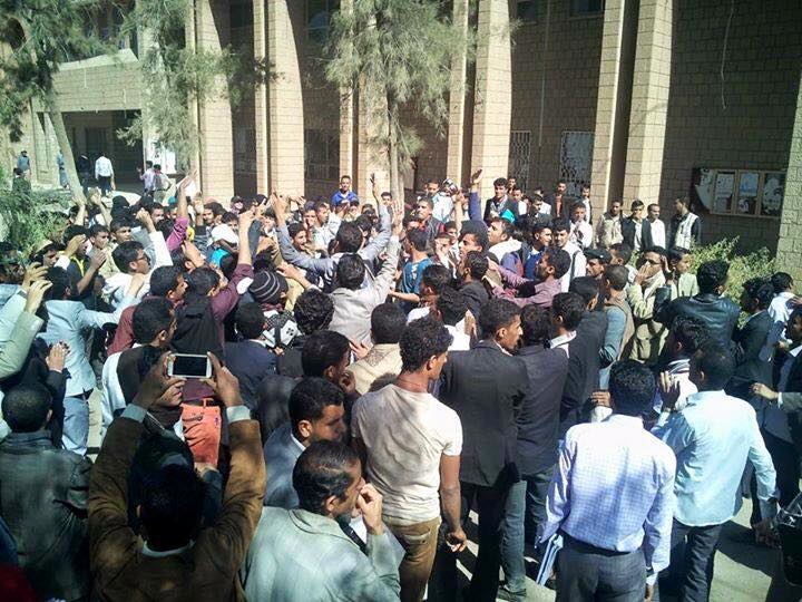 اندلاع احتجاجات بجامعة صنعاء اليوم رفضا للانقلاب واعتداءات الحوثيين 